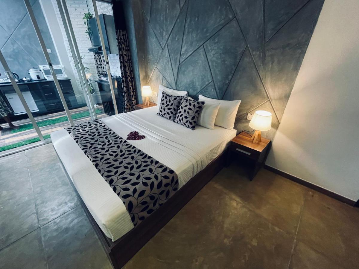8 Plus Motels Негомбо Экстерьер фото