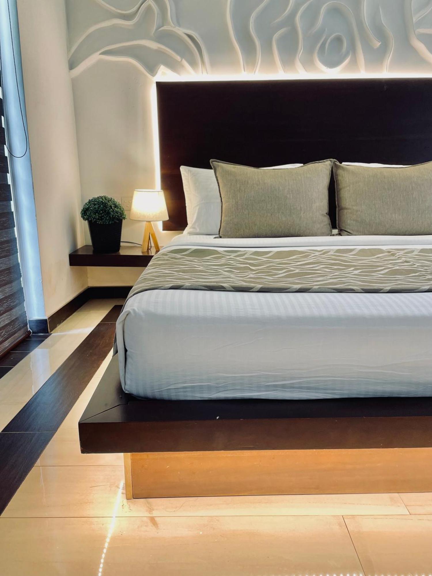 8 Plus Motels Негомбо Экстерьер фото